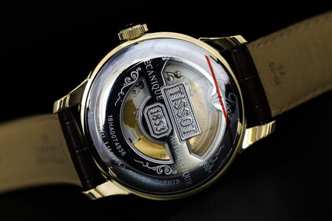 Mã số serial thường được khắc trên mặt sau của đồng hồ và in trên thẻ đồng hồ Tissot chính hãng